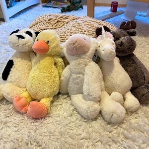 Five Jellycat stuffed animals in excellent condition! Great to collect or give🩵